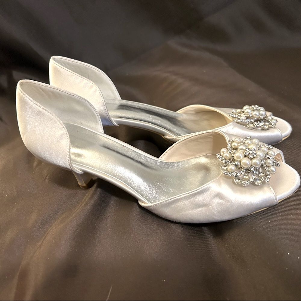 Women's Low-heel Open-toed, Wedding Shoes, White rhinestones and pearls size 7.5